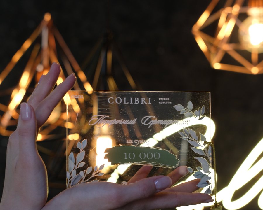 Подарочный сертификат COLIBRI из прозрачного акрила с золотой кисточкой